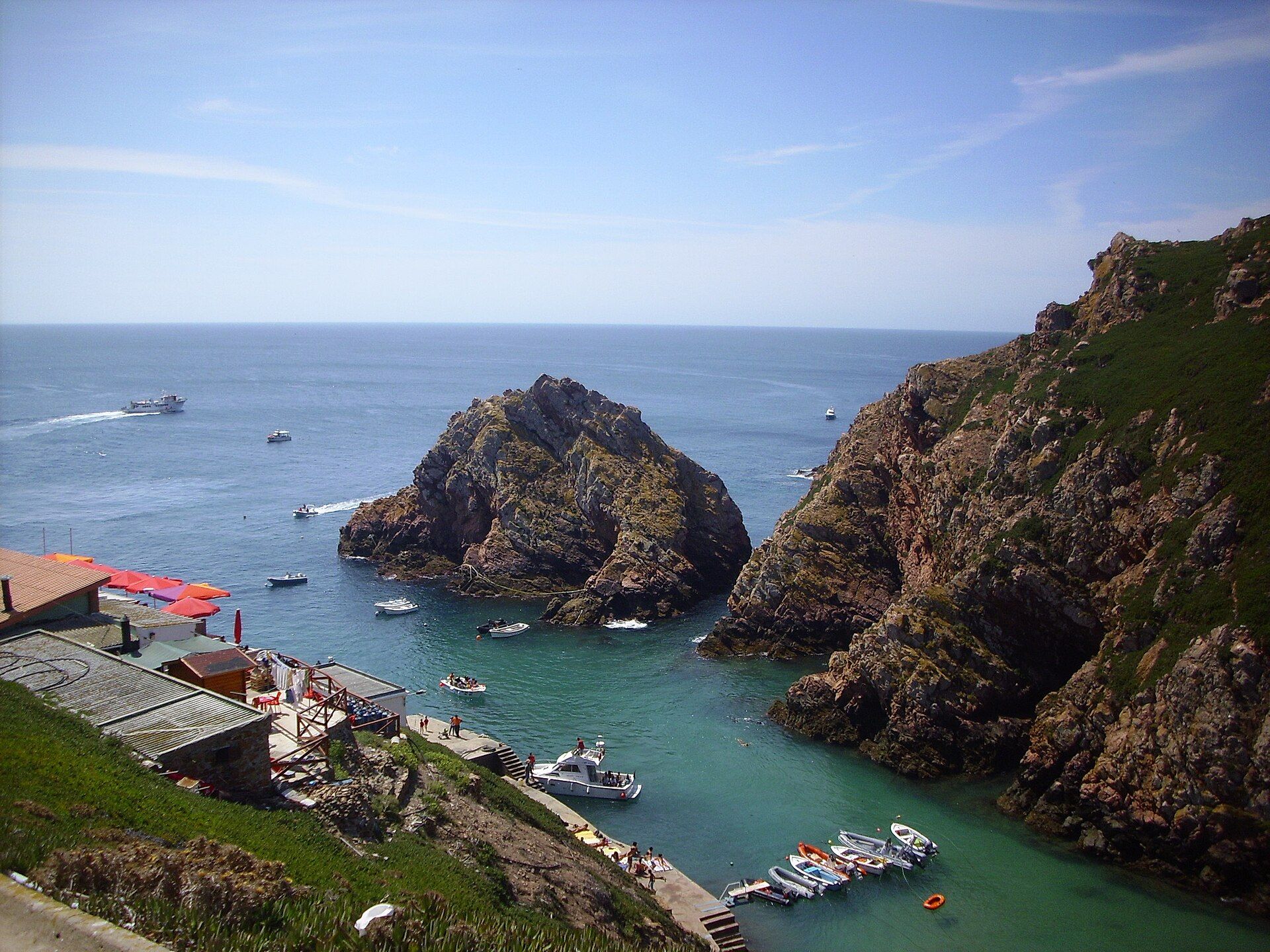 Petite crique des Berlengas avec mer claire, bateaux et ponton