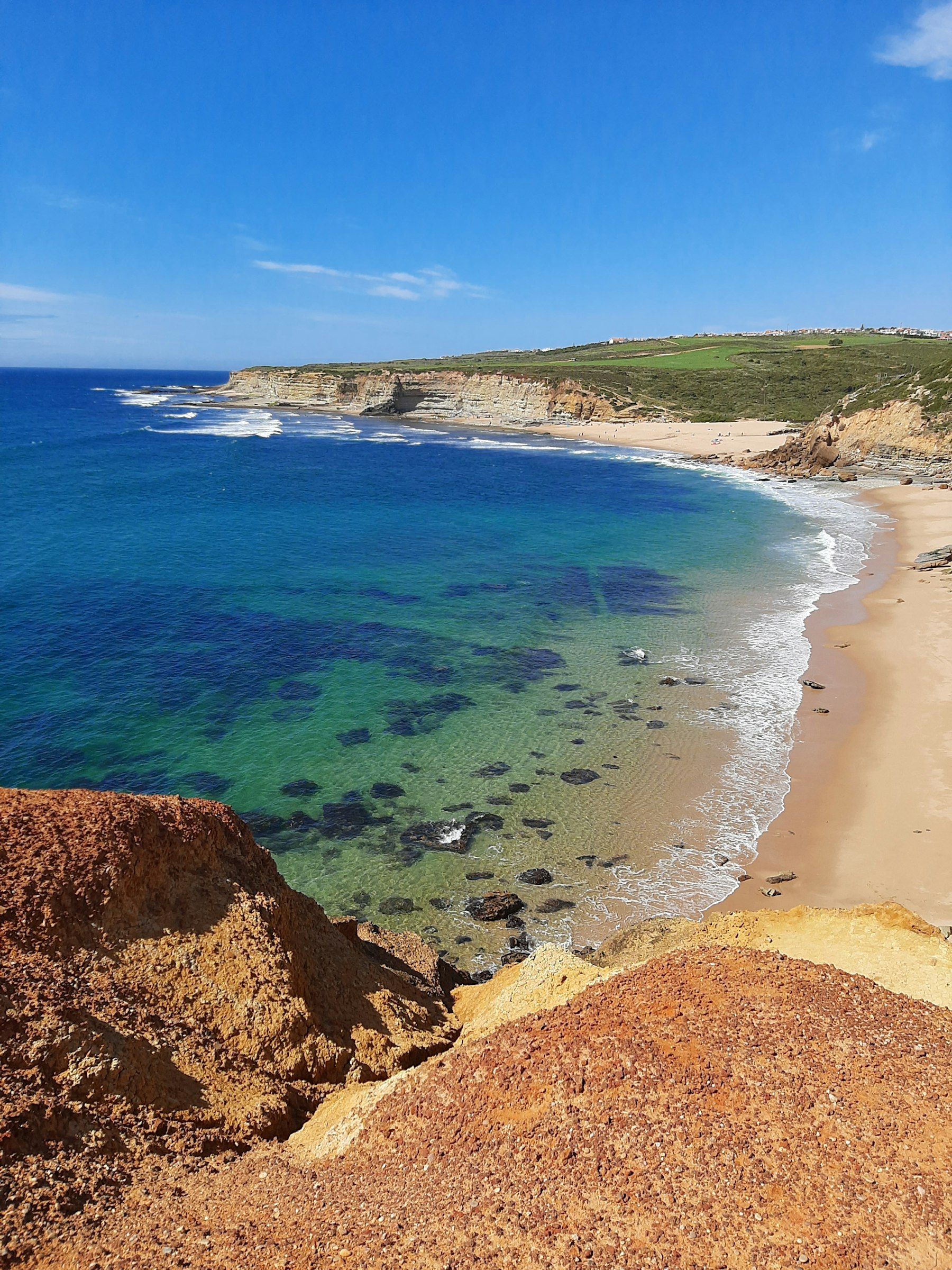 Plage et eau turquoise au pied des falaises à Ericeira