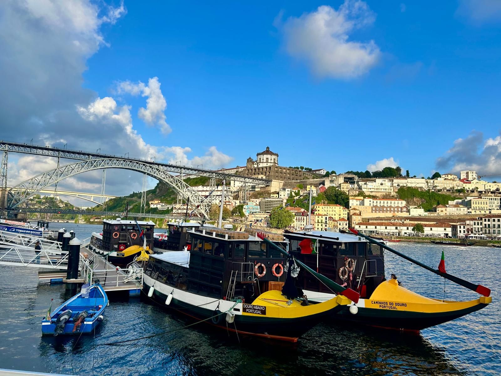 Barcos rabelo sur le Douro à Porto, avec le pont Dom Luis I